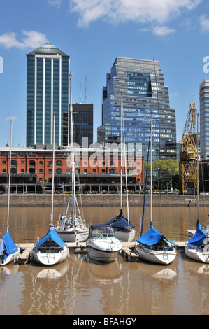 Barche a vela, riciclata docks e moderni edifici, Puerto Madero Buenos Aires, Argentina Foto Stock