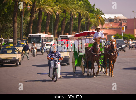 Marrakech, Marocco - traffico vicino a Place de Foucault su Avenue el-Mouahidine Foto Stock