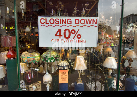 Un dispositivo di illuminazione shop offre un 40% di sconto come parte della sua chiusura di vendita. Si tratta di una vittima della recessione in Gran Bretagna nel 2009. Foto Stock