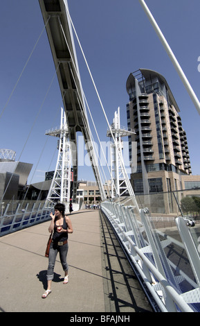 Donna sulla passerella di Lowry, Salford Quays Foto Stock