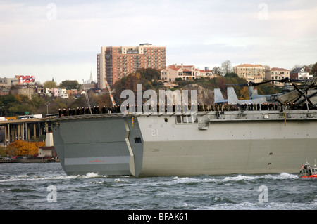 Il trasporto anfibio dock, la USS New York LPD-21 viaggia fino al Fiume Hudson sul suo arrivo a New York Foto Stock