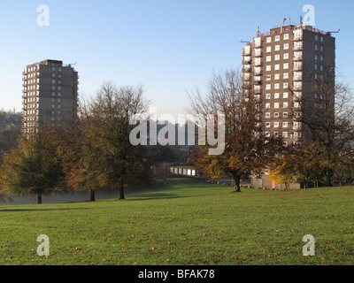 Anni sessanta alta torre di blocchi in una città del Regno Unito. Foto Stock