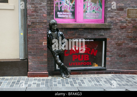 Statua di John Lennon al di fuori della caverna Pub di Mathew Street Liverpool Merseyside Foto Stock