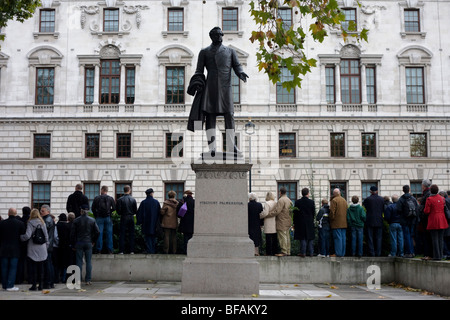 La folla si radunano sotto l ex Primo Ministro Visconte Palmerston della statua in piazza del Parlamento sul ricordo parade. Foto Stock