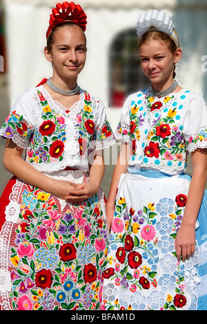 Giovani donne in tradizionale Kalocsa abito presso il festival di paprka, Kalocsa, Ungheria Foto Stock