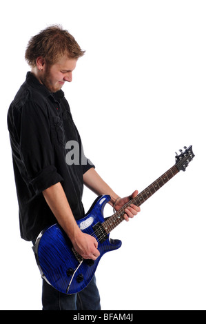 Chiusura del musicista a suonare la chitarra isolato su uno sfondo bianco Foto Stock