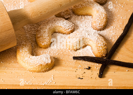 Scena di cottura - Vanillekipferl baccelli di vaniglia, mattarello e zucchero in polvere su baker di bordo Foto Stock