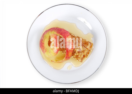 Mele e miele di favo di miele, simboli di Roah Hashanah'anno ebraico su sfondo bianco Foto Stock