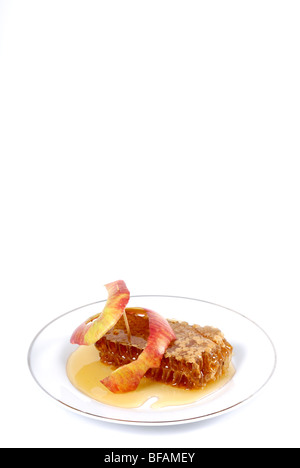 Mele e miele di favo di miele, simboli di Roah Hashanah'anno ebraico su sfondo bianco Foto Stock