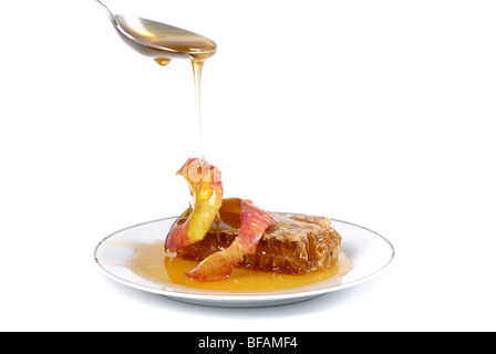 Mele e miele di favo di miele, simboli di Roah Hashanah'anno ebraico su sfondo bianco Foto Stock