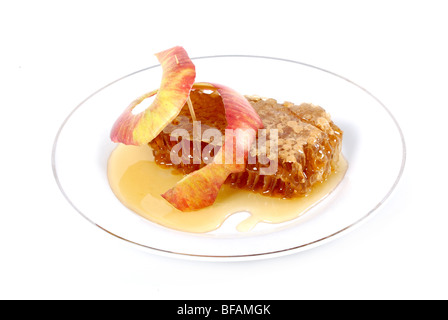 Mele e miele di favo di miele, simboli di Roah Hashanah'anno ebraico su sfondo bianco Foto Stock