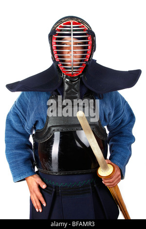 Uomo in uniforme di Kendo. isolato su bianco. Foto Stock