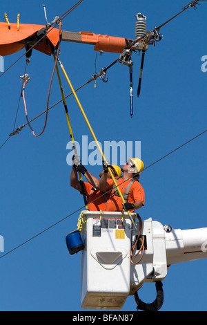 Facendo Lineworkers elettrico costruzione powerline in Camas County, Idaho, Stati Uniti d'America. Foto Stock