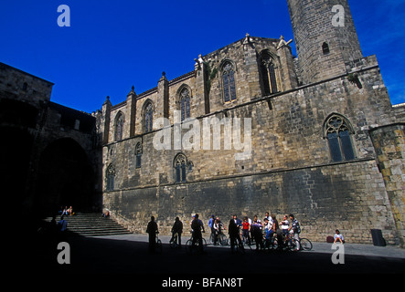 Persone, turisti, ciclisti tour in bicicletta, Cattedrale di Santa Croce e di Santa Eulalia, Barcellona, Provincia di Barcellona, Spagna, Europa Foto Stock