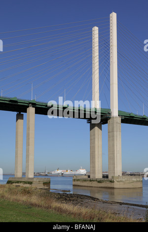 La Queen Elizabeth ponte sul fiume Tamigi a Dartford, fotografato dal Kent shore Foto Stock