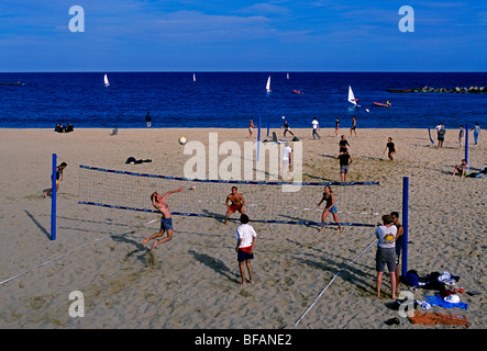 Popolo spagnolo, gioco di pallavolo, beach volley, Platja Nova Icaria, Playa Nova Icaria, Nova Icaria beach, Provincia di Barcellona, Spagna, Europa Foto Stock