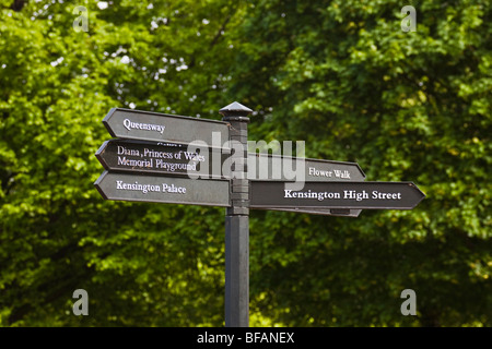 Le direzioni sign in Kensington Gardens a Londra, Inghilterra Foto Stock