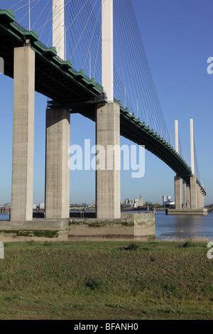 La Queen Elizabeth ponte sul fiume Tamigi a Dartford, fotografato dal Kent shore Foto Stock