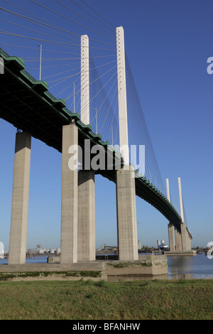La Queen Elizabeth ponte sul fiume Tamigi a Dartford, fotografato dal Kent shore Foto Stock