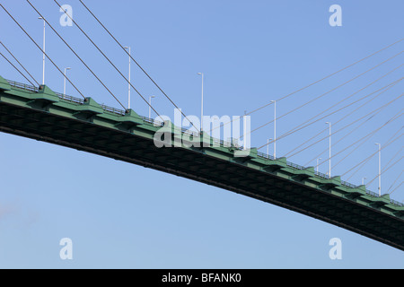 La Queen Elizabeth ponte sul fiume Tamigi a Dartford, fotografato dal Kent shore Foto Stock