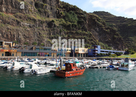 Barche a vela della marina di Calheta Madeira, Portogallo, Europa. Foto di Willy Matheisl Foto Stock