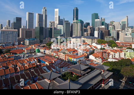 Asia, Singapore, Singapore Skyline e il quartiere finanziario - vista in elevazione su Chinatown e il nuovo Dente del Buddha reliquia tempio Foto Stock