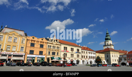 Vista panoramica della torre del Palazzo Arcivescovile e case sul Grand Square (Velke namesti) in Kromeriz, Repubblica Ceca Foto Stock
