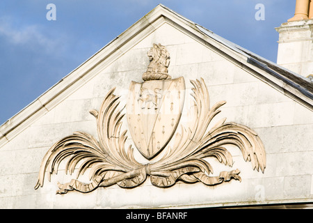 Parte superiore del Portico sul Beckenham luogo casa con cartiglio e bracci della famiglia Cator, Beckenham, Kent, Regno Unito Foto Stock