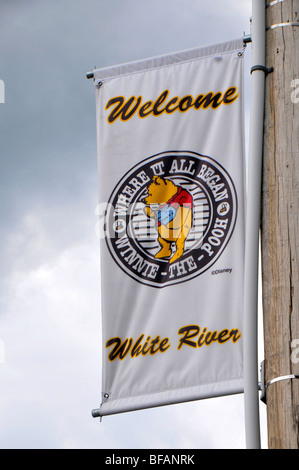 Bandiere a White River Ontario in Canada dove tutto è iniziato di Winnie the Pooh Foto Stock