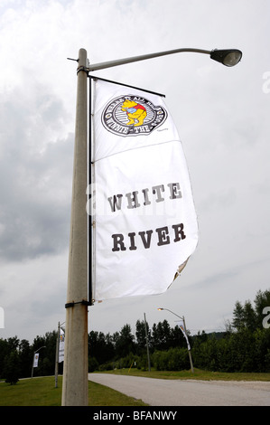 Bandiere a White River Ontario in Canada dove tutto è iniziato di Winnie the Pooh Foto Stock