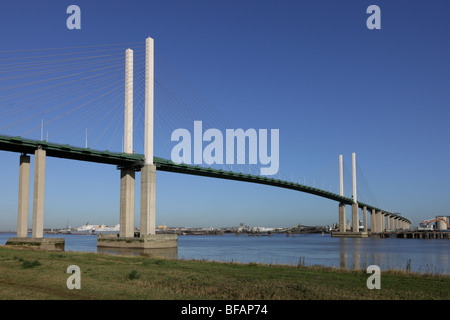 La Queen Elizabeth ponte sul fiume Tamigi a Dartford, fotografato dal Kent shore Foto Stock