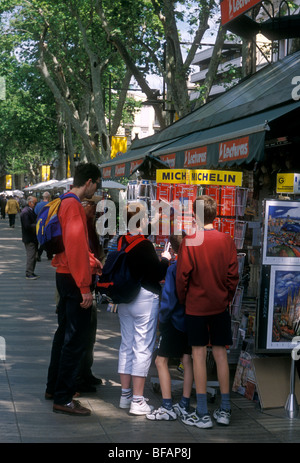 I turisti in cerca di guida, edicola, chiosco, La Rambla, Las Ramblas, la città di Barcellona, Barcellona, Provincia di Barcellona, Spagna, Europa Foto Stock