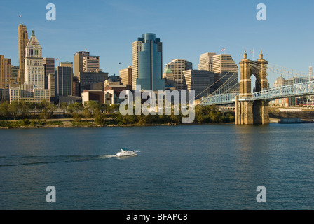 Roebling sospensione ponte sopra il fiume Ohio, è stato costruito nel 1866 e il centro città skyline di Cincinnati, Ohio, Stati Uniti d'America Foto Stock