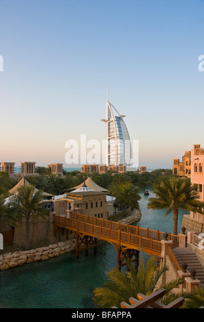 Medinat Jumeirah resort e il Burj Al Arab Hotel Dubai Foto Stock