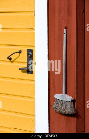 Porta e spazzola in Lovanger Kyrkstad Lovanger chiesa cittadina vicino a Skelleftea, Vasterbottens Lan, Svezia Foto Stock