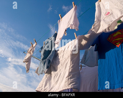 Pulire l'asciugatura di biancheria all'aperto sulla linea di abbigliamento Foto Stock