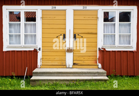 Porte e finestre in Lovanger Kyrkstad Lovanger chiesa cittadina vicino a Skelleftea, Vasterbottens Lan, Svezia Foto Stock