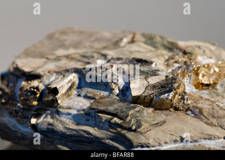 La pirite o fools gold come la sua chiamata anche incorporato nel frammento di roccia Foto Stock