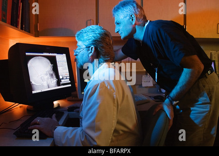 Nuovo dispositivo di imaging medicale, medici di esaminare il monitor Foto Stock