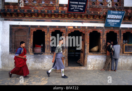 Scena di strada a paro valley. Rinpung Dzong. Il Bhutan Foto Stock