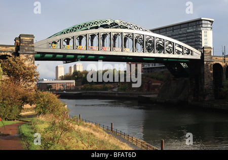 Monkwearmouth ponti con il treno della metropolitana, Sunderland, England, Regno Unito Foto Stock