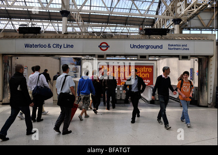 Pendolari all'ingresso della metropolitana presso la stazione di Waterloo, Londra, Inghilterra, Regno Unito. Foto Stock