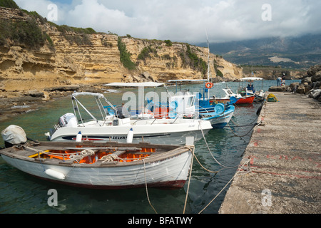 Cefalonia - Pessada villaggio di pescatori e dal terminal dei traghetti per Zante Foto Stock