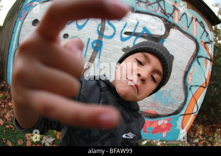 Ragazzo giovane dando atteggiamento da muro di graffiti Foto Stock