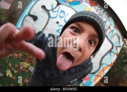 Ragazzo giovane dando atteggiamento da muro di graffiti Foto Stock