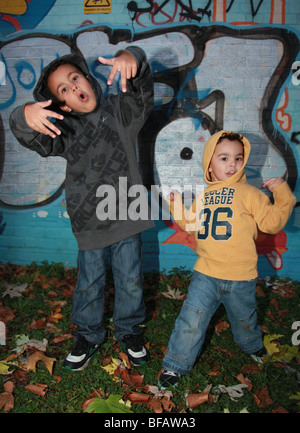 I ragazzi dando atteggiamento da muro di graffiti Foto Stock