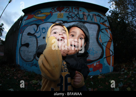 I ragazzi dando atteggiamento da muro di graffiti Foto Stock