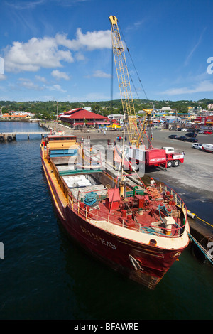 Nave al porto di Scarborough su Tobago Foto Stock