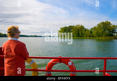 Tourist ammirando paesaggio dal traghetto sul St Jean Sur Richelieu river provincia del Québec Foto Stock