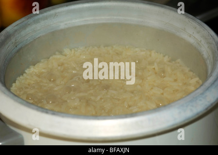 Cuoci riso cucina mostra acqua bollente e riso. Foto Stock